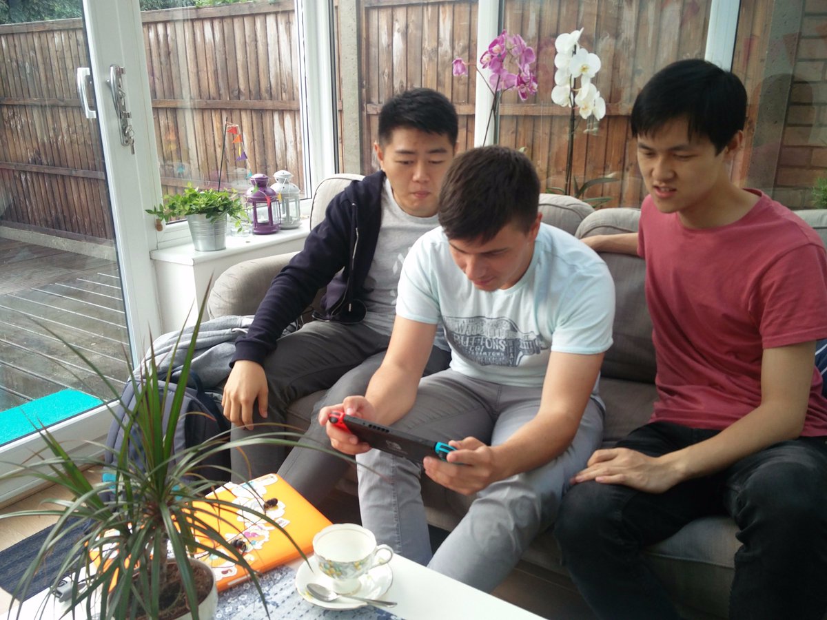 digitalumni's tweet photo. Our @EIT_Digital students in #London organized #EITea: an event where #sharing knowledge while #tastingpizza🍕and #sippingtea ☕! Well-done👏 https://t.co/gLb9OvBmt8