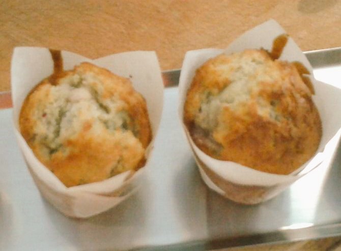 bschocolat's tweet photo. Para empezar bien la semana, madalenas con manzana, integrales, sin lactosa y sin azúcar. https://t.co/ImTZBwJzo9