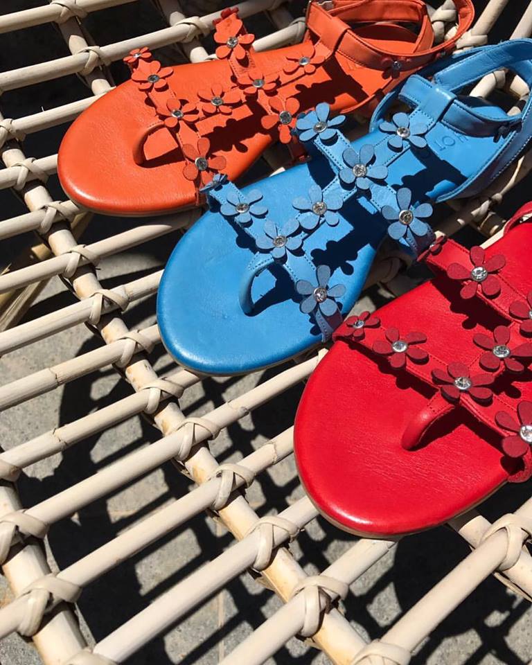 Küçük çiçekleri ve taş detaylarıyla renkli sandaletler yazınıza enerji katmak icin tasarlandı. ❤️ 
hotic.com.tr/p/17615/cameli…