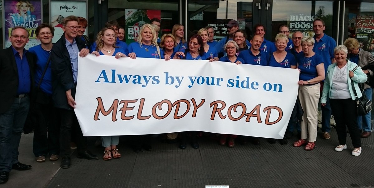 NDiamondFansDE's tweet photo. It's us,"the folks with the blue lights"@NeilDiamond @KatieMcDiamond &band,Germany's c-o-u-n-t-i-n-g down to a memorable 'hello again' :-) https://t.co/Y1fWDPa0OE
