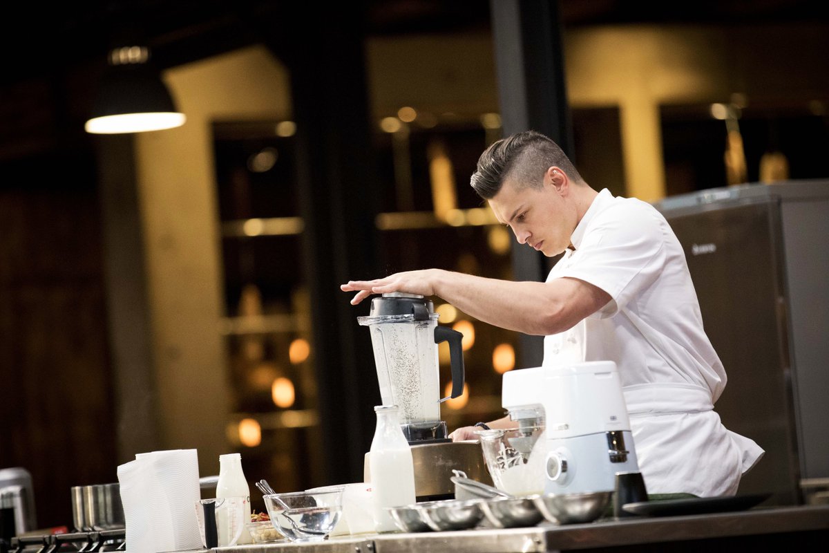 ben_ungermann's tweet photo. Pro Tip: 1. Always put the lid on the blender 2. Knives are sharp. @masterchefau #grandfinale #masterchefau #gastonomy #knivesaresharp https://t.co/NNgSff5I1P