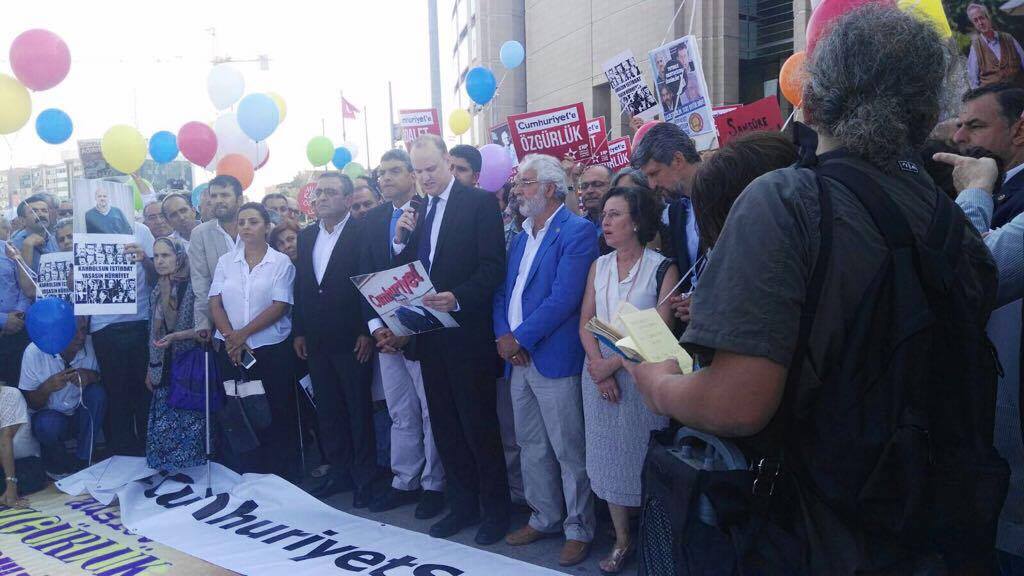 RSF_inter's tweet photo. Solidarité en #Turquie avec les journalistes de @CumhuriyetGztsi dont le procès commence en ce moment. 

Pétition ⇩⇩
https://t.co/MjyLYrniEG https://t.co/39PcpGPec0