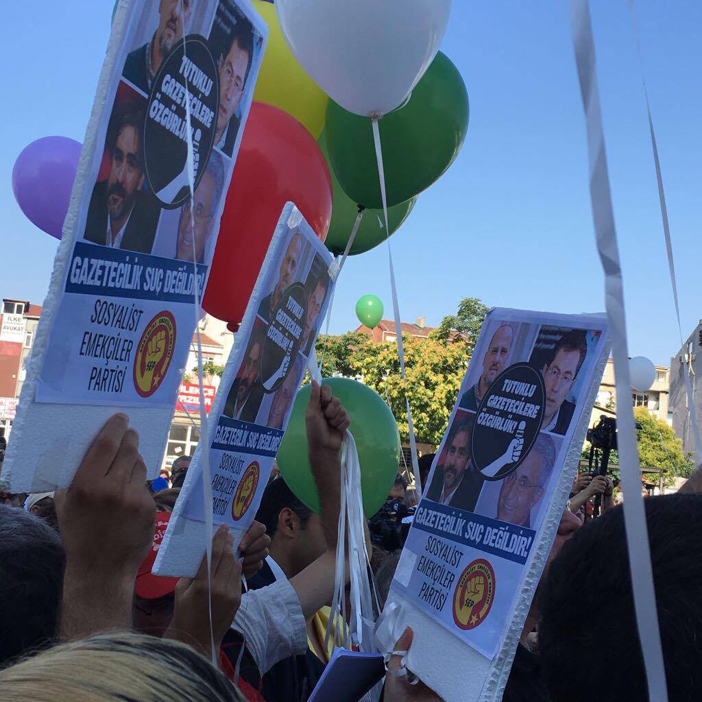 RSF_inter's tweet photo. Solidarité en #Turquie avec les journalistes de @CumhuriyetGztsi dont le procès commence en ce moment. 

Pétition ⇩⇩
https://t.co/MjyLYrniEG https://t.co/39PcpGPec0