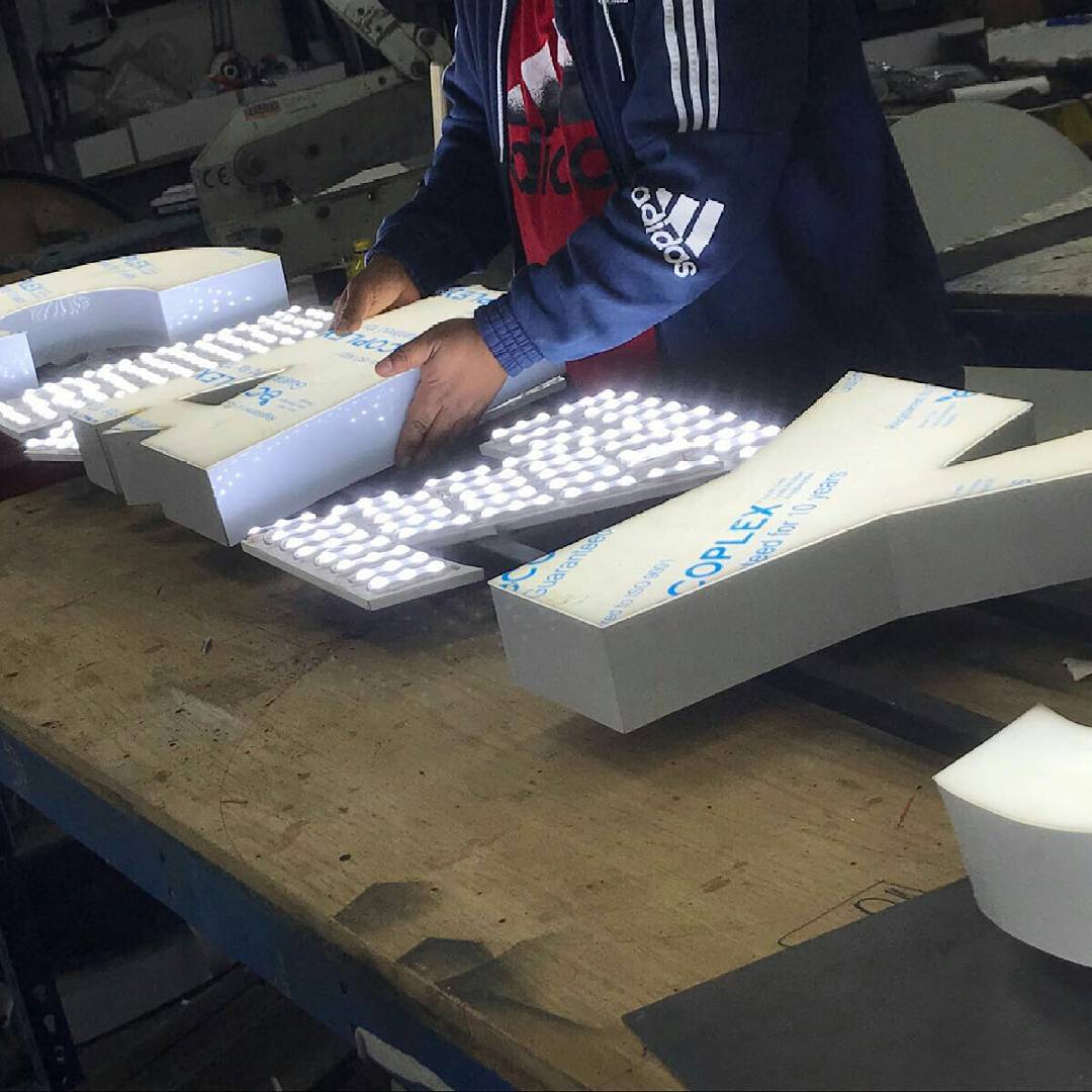 Signs_Pro's tweet image. Monday morning and we're on it #nopainnogain #workhard #led #crazysalad #healthy