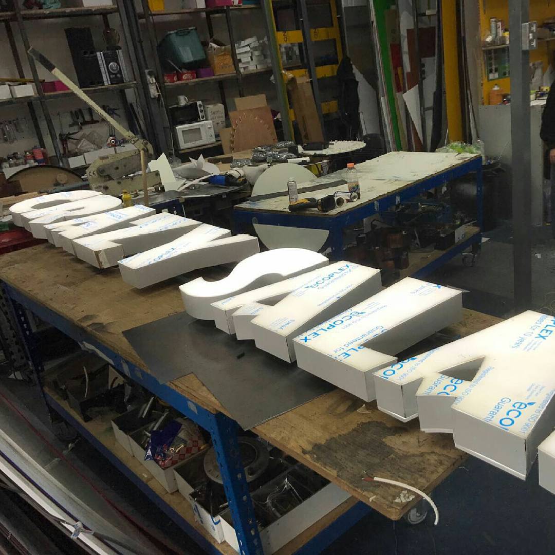 Signs_Pro's tweet image. Monday morning and we're on it #nopainnogain #workhard #led #crazysalad #healthy