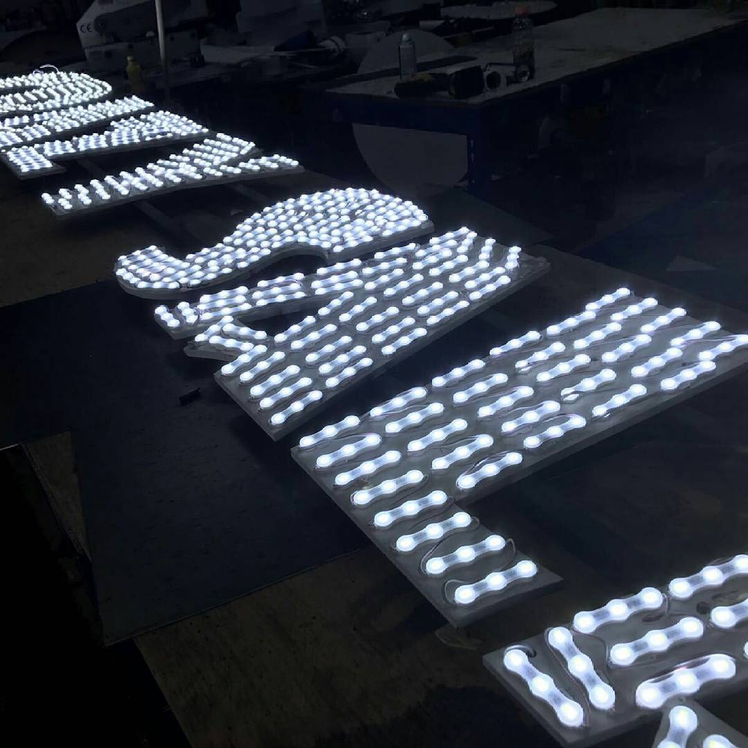 Signs_Pro's tweet image. Monday morning and we're on it #nopainnogain #workhard #led #crazysalad #healthy