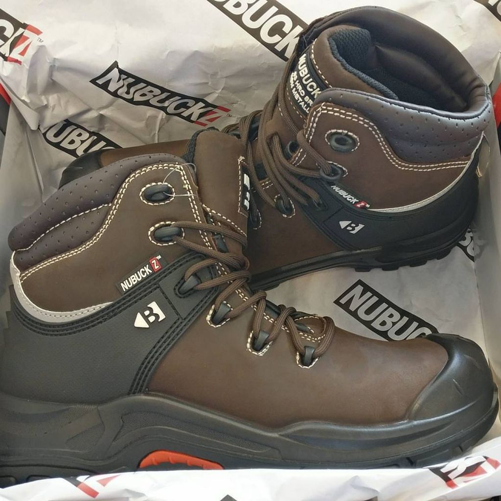 Afgelopen week kregen we ze eindelijk binnen: NUBUCKZ. Dit was het eerste paar dat de deur uit ging! #nubuckz bit.ly/buckler003