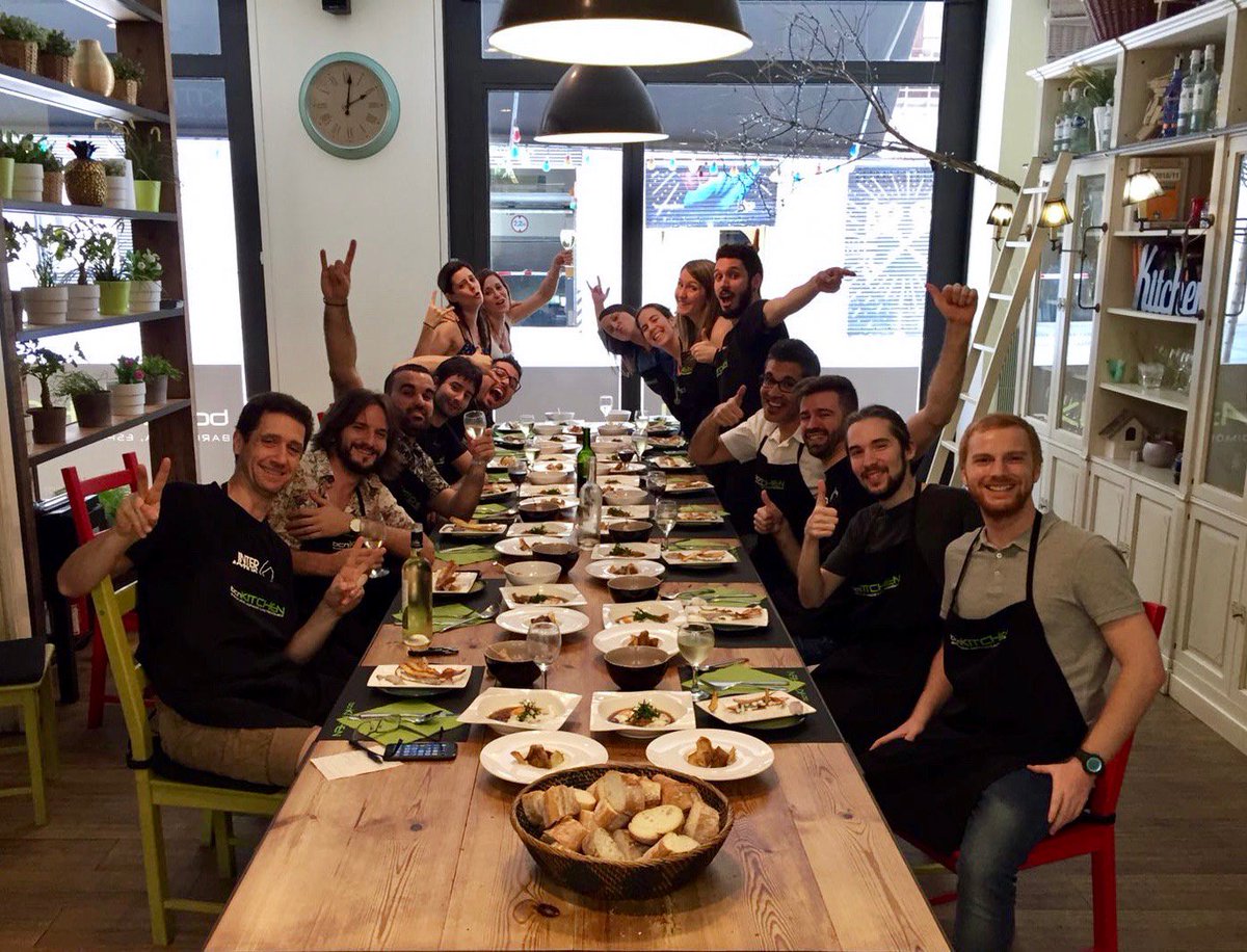 Interactius_UX's tweet photo. ¡Así fue nuestro #Summerfest y así de bien quedó la comida que hicimos con la ayuda y paciencia del gran chef de @bcnkitchen! #Interacteam https://t.co/Kb8450QiRj
