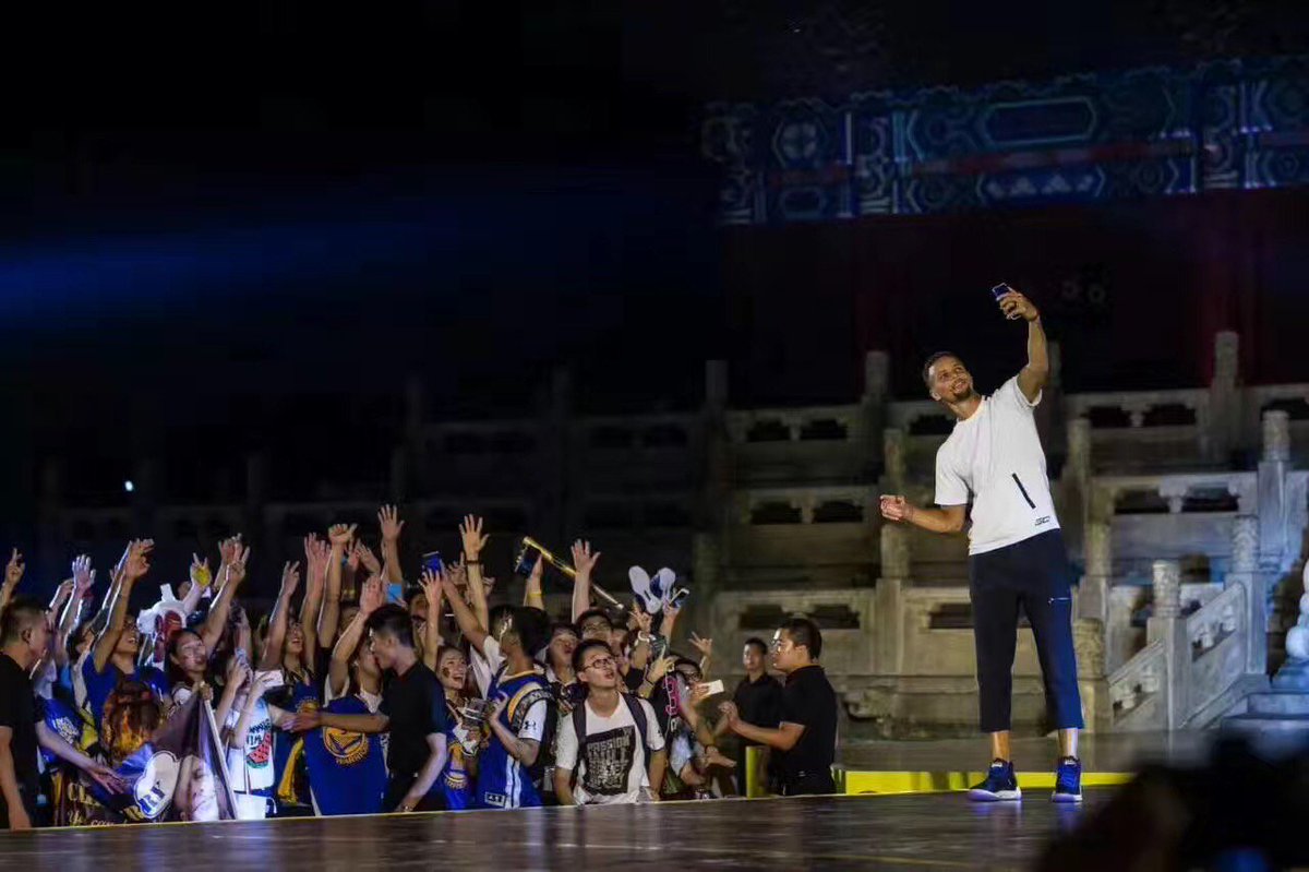 APAXEVENT's tweet photo. Stephen Curry went on the 2017 Asian tour powered by Under Armour beginning July 22 in the Tai Miao of Beijing. #StephenCurry #APAX https://t.co/ie5WxnPusN