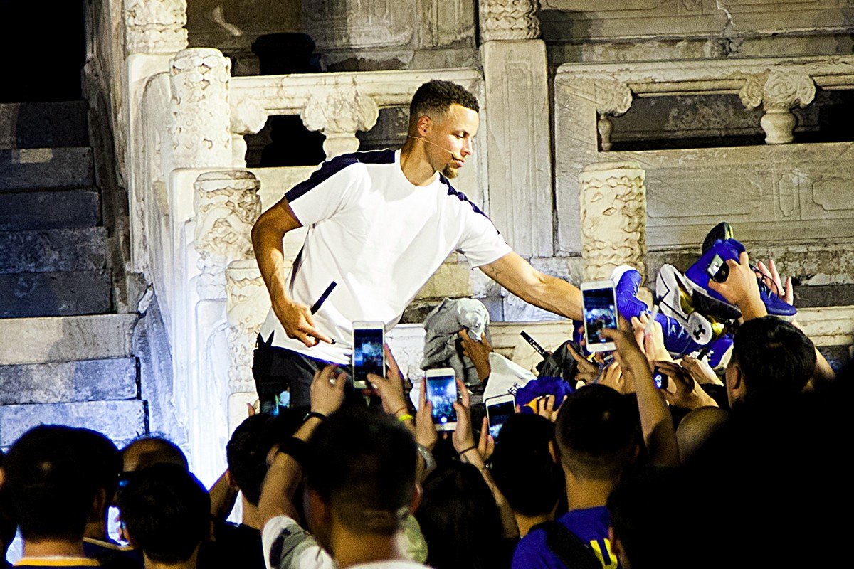 APAXEVENT's tweet photo. Stephen Curry went on the 2017 Asian tour powered by Under Armour beginning July 22 in the Tai Miao of Beijing. #StephenCurry #APAX https://t.co/ie5WxnPusN