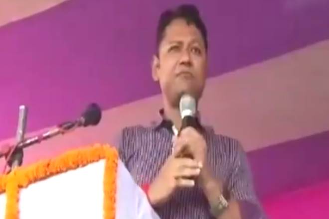 unmeshgujarathi's tweet photo. Those who cannot build a toilet at home, should go and sell their wife says Bihar's Aurangabad DM #KanwalTanuj over #SwachhBharatAbhiyan https://t.co/JJdaaPGw2Z