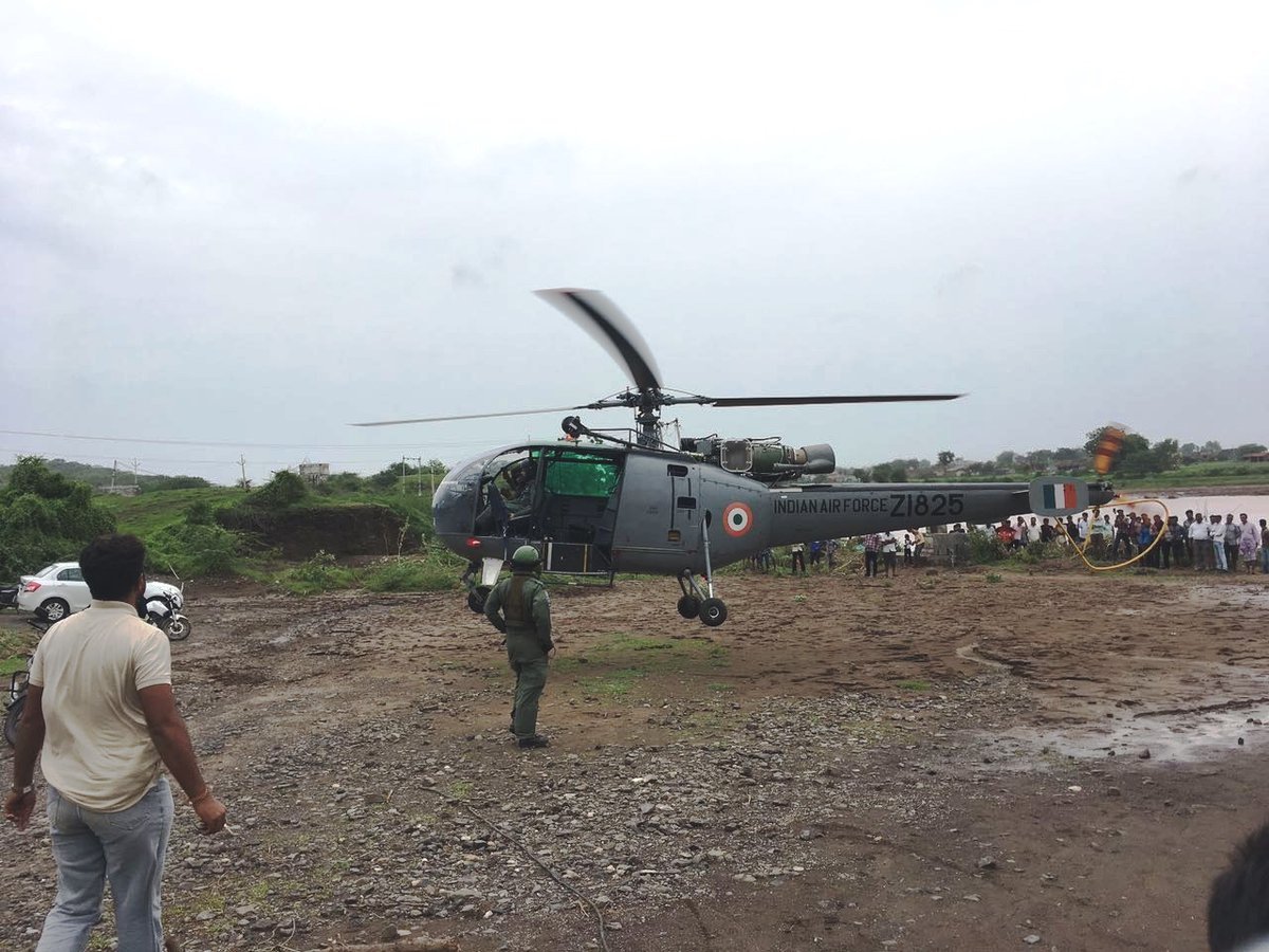 sanghaviharsh's tweet photo. Applaudable action by Indian Air Force  #ChetakHelicopter Giving a second life to mother and newborns, Rajkot. KUDOS ! https://t.co/yrtbZYj7Xx