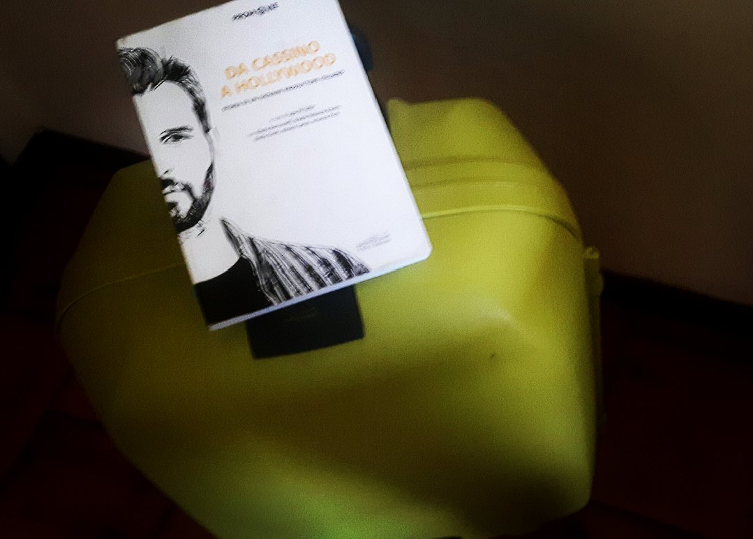 promovieteam's tweet photo. Mise insieme un po' di cose, alla rinfusa nella valigia e aspetto' l' indomani... #DaCassinoaHollywood #promovie #ViaggiInVersi https://t.co/TZdj5fwPvi