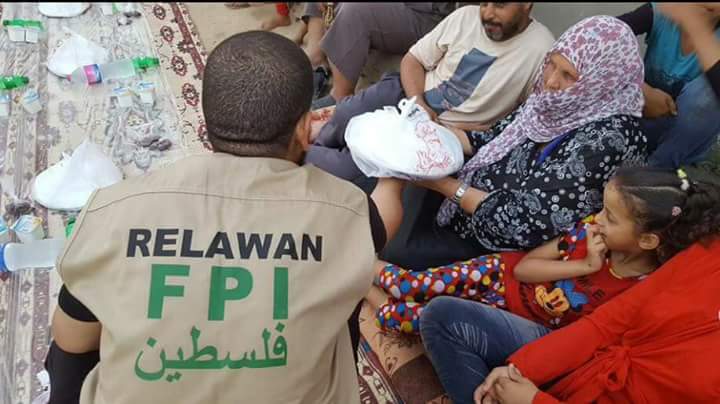 cahys_mentari's tweet photo. @jokowi bilang FPI radikal namun sdh membuktikan diri menolong saudara2 kita di Palestina, sementara banser dan @GPANSOR_ baru wacana https://t.co/n5zsEilYlh