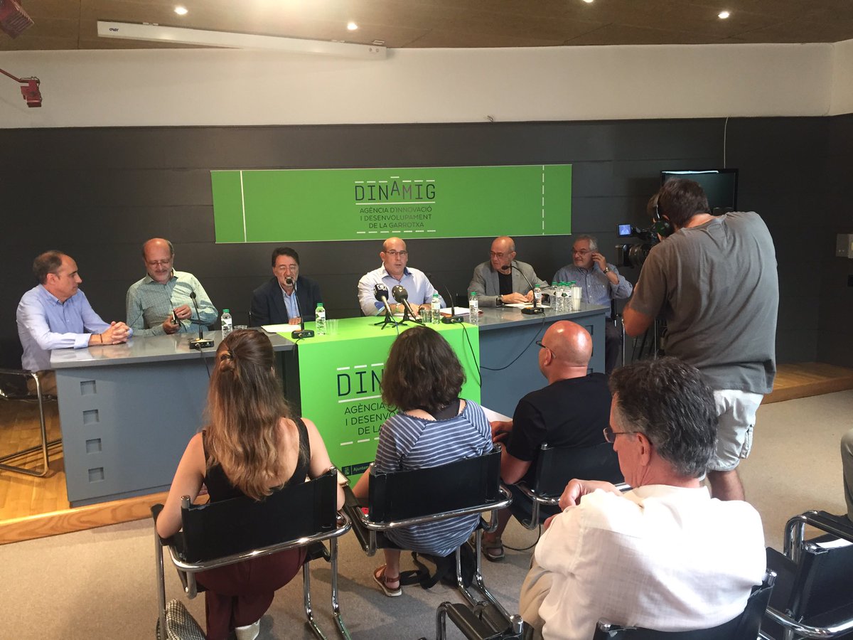euram_cercle's tweet photo. A la roda de premsa per reclamar la urgència de les variants de les Preses i Olot. Sumem per avançar! @Olotuit @gencat https://t.co/vK0e9NEcby