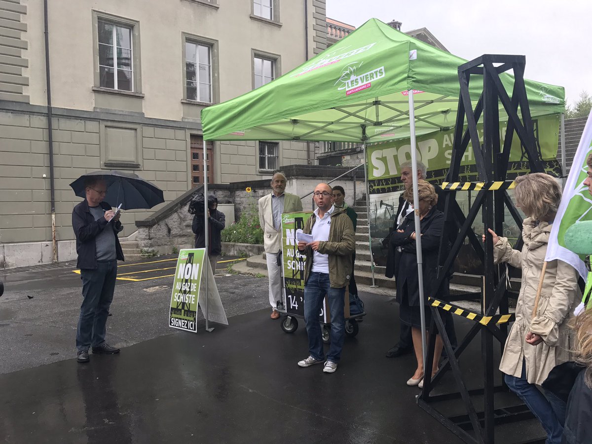 VertsLausannois's tweet photo. Discours de remise des 14'955 signatures de l'initiative @stopschiste_vd @VertsVD ! Merci pour votre soutien https://t.co/SHBPQAlPLi