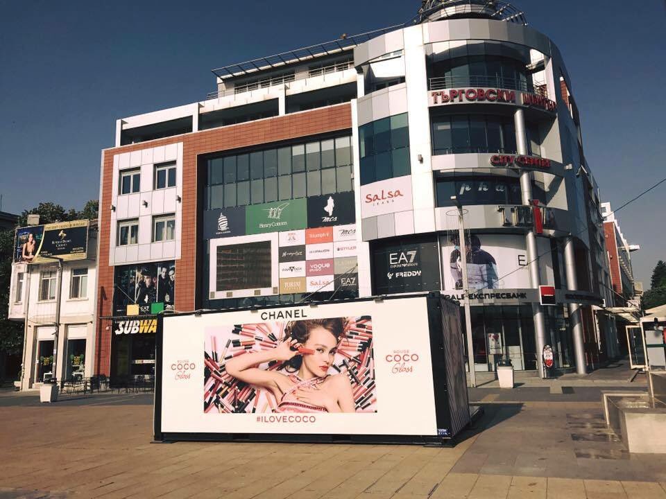 CapsaContainer's tweet photo. Le container @CHANEL fait escale à Burgas, Bulgarie pour présenter le nouveau #rougecocogloss ! #chanel #capsa #containers https://t.co/Nl7hYNRq8c