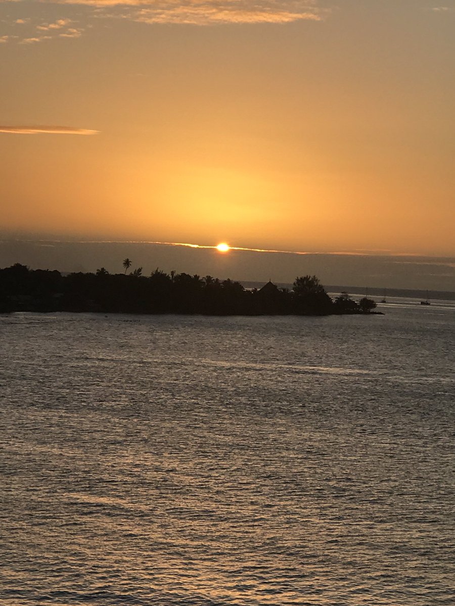 julesaj1's tweet photo. Bye bye French Polynesia☀️☀️🌴😍😎 #balihi #beautiful #holiday #sunset https://t.co/lKHmKqhNb4