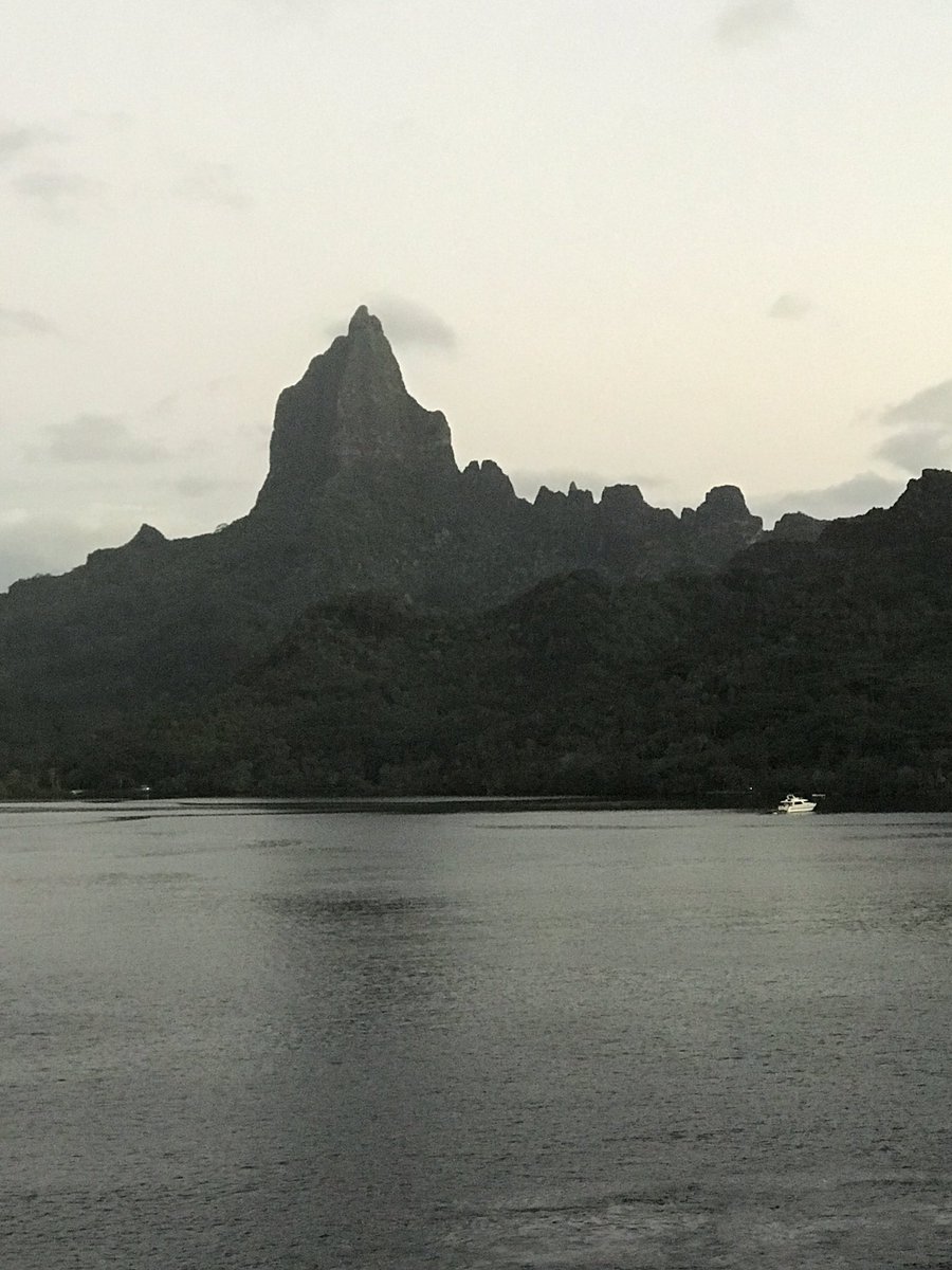 julesaj1's tweet photo. Bye bye French Polynesia☀️☀️🌴😍😎 #balihi #beautiful #holiday #sunset https://t.co/lKHmKqhNb4