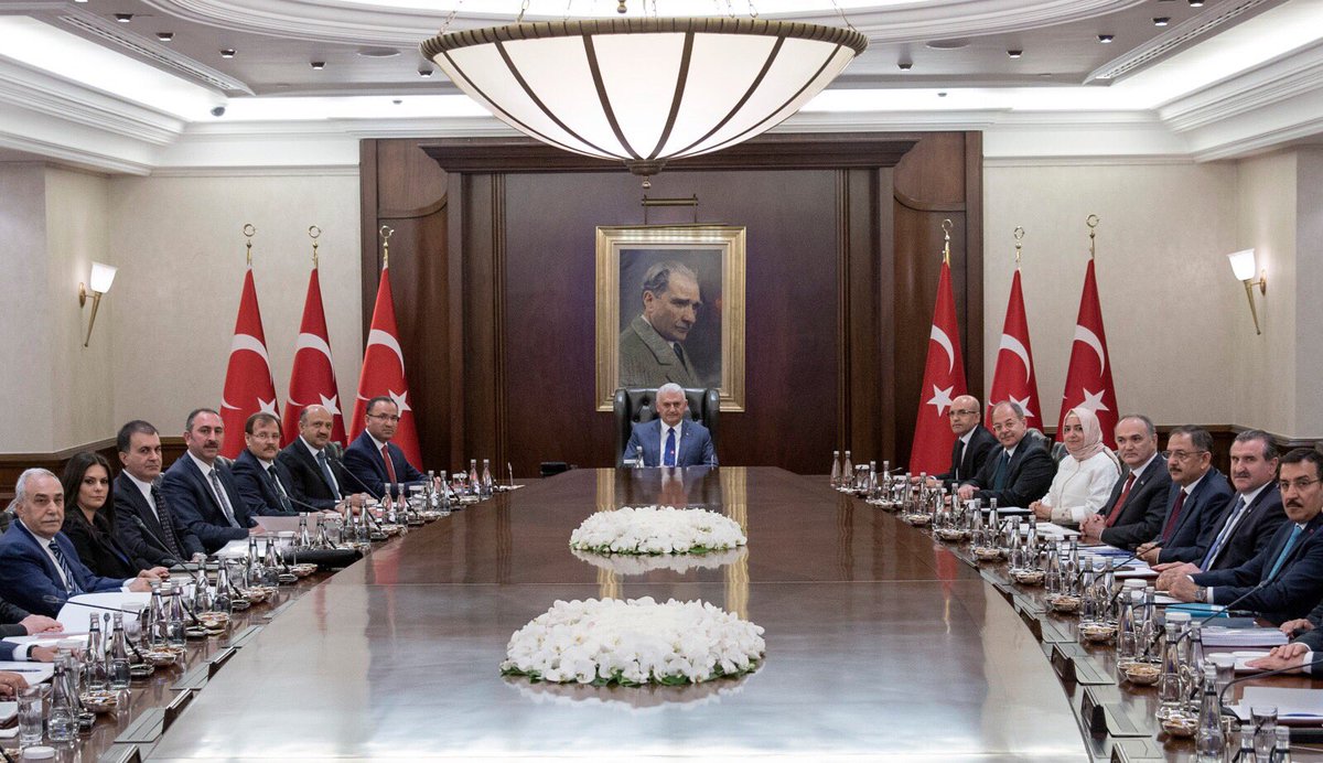 BY's tweet photo. Bakanlar Kurulu, Başbakan Yıldırım başkanlığında Çankaya Köşkü'nde toplandı. https://t.co/mQS68wjoYu