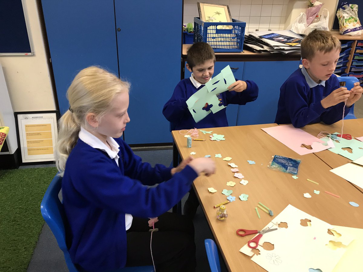 y4norbridge's tweet photo. Willow class are busy making Hawaiian leis (flower garlands) ready for our luau party this afternoon 🌸🌼🍃WhatAWonderfulWorld #Hawaii https://t.co/6LhSRUTMtL