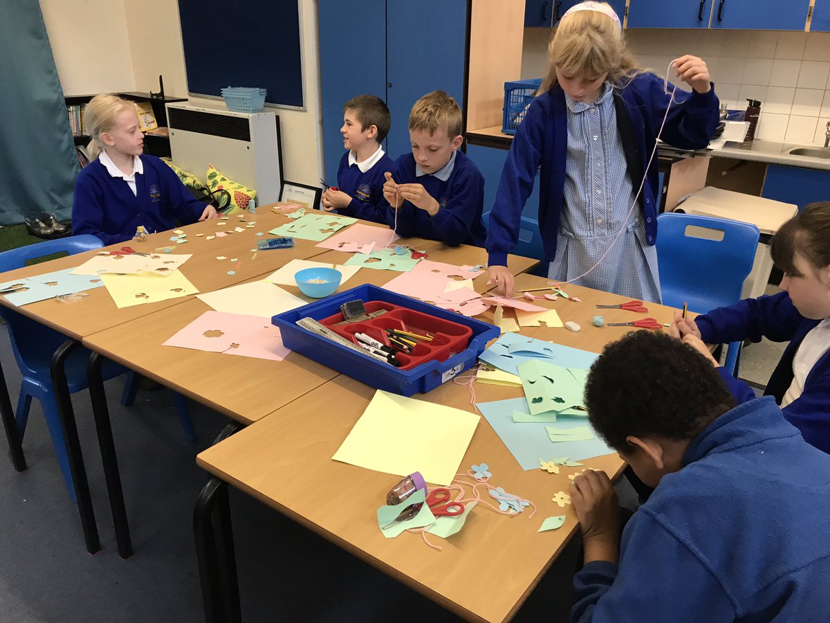 y4norbridge's tweet photo. Willow class are busy making Hawaiian leis (flower garlands) ready for our luau party this afternoon 🌸🌼🍃WhatAWonderfulWorld #Hawaii https://t.co/6LhSRUTMtL
