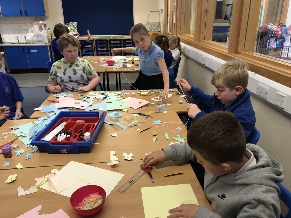 y4norbridge's tweet photo. Willow class are busy making Hawaiian leis (flower garlands) ready for our luau party this afternoon 🌸🌼🍃WhatAWonderfulWorld #Hawaii https://t.co/6LhSRUTMtL