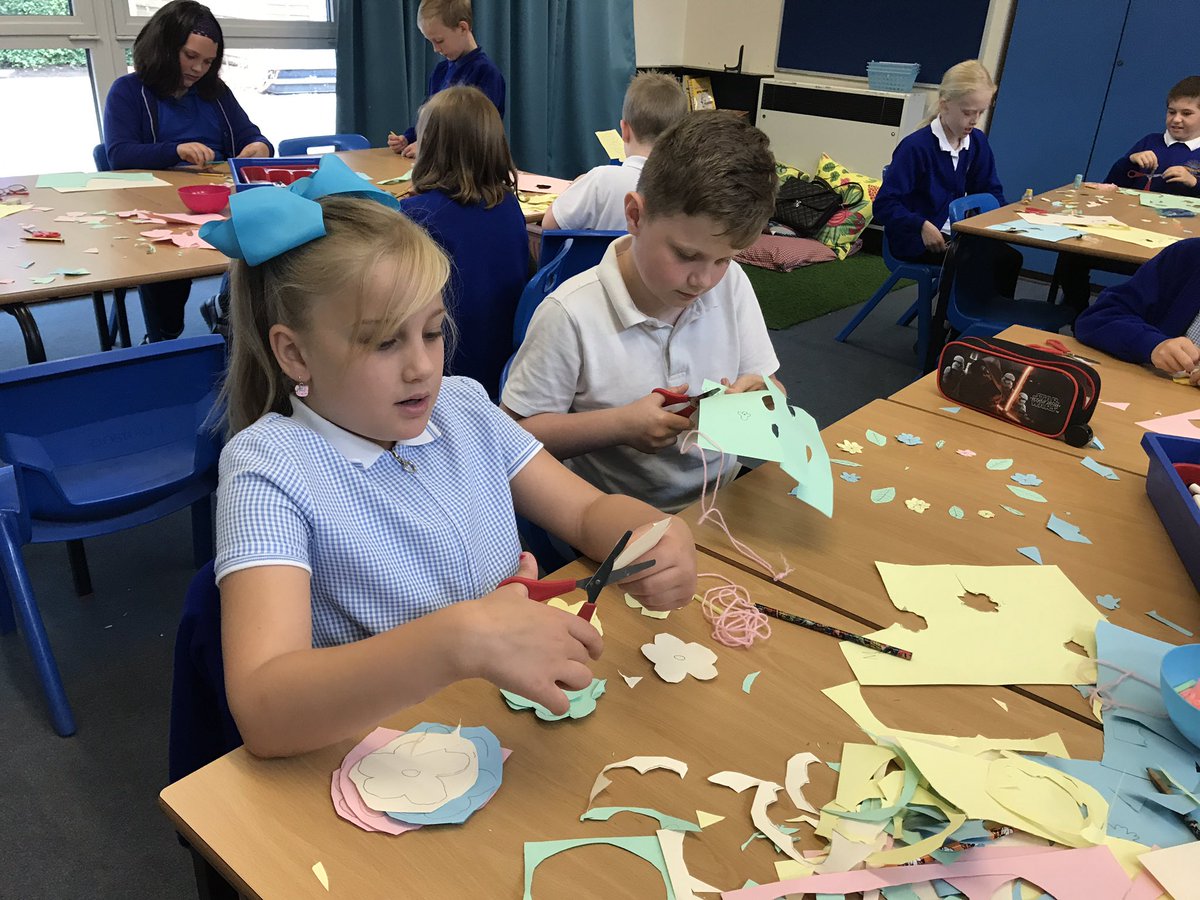 y4norbridge's tweet photo. Willow class are busy making Hawaiian leis (flower garlands) ready for our luau party this afternoon 🌸🌼🍃WhatAWonderfulWorld #Hawaii https://t.co/6LhSRUTMtL