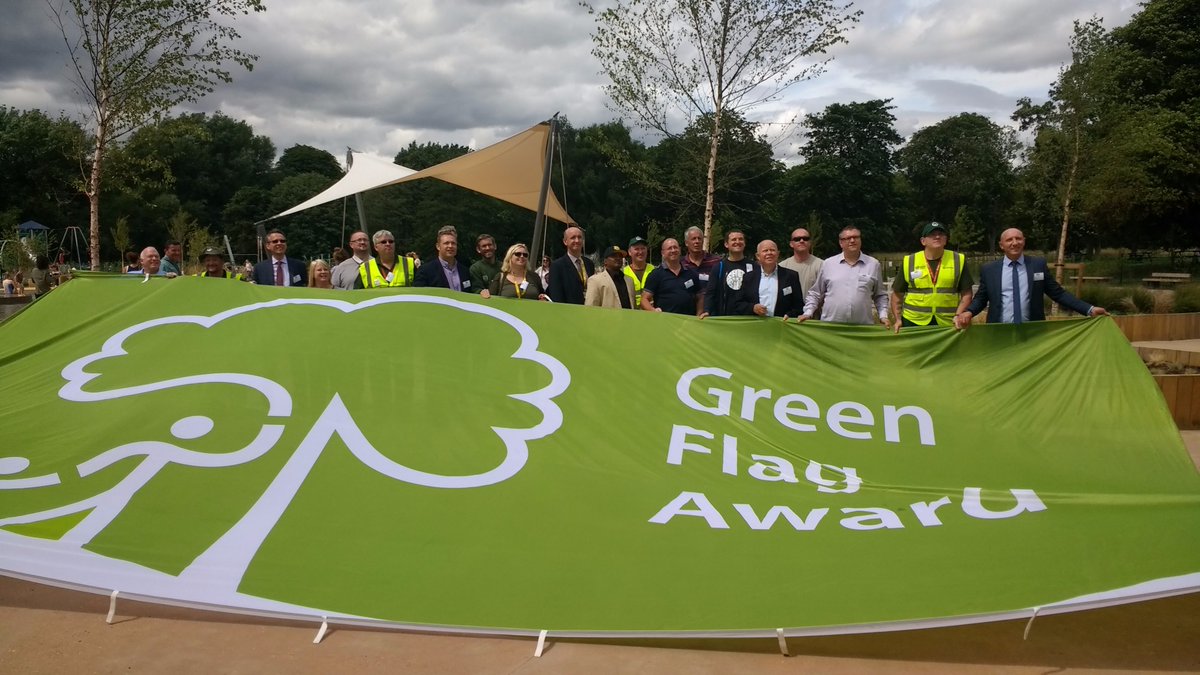 VeoliaUK's tweet photo. Well done to Veolia Watford and our partners @WatfordCouncil. Watford now has a record breaking 11 green flags! https://t.co/59XoDHqtLk https://t.co/bHyXWXXHC0