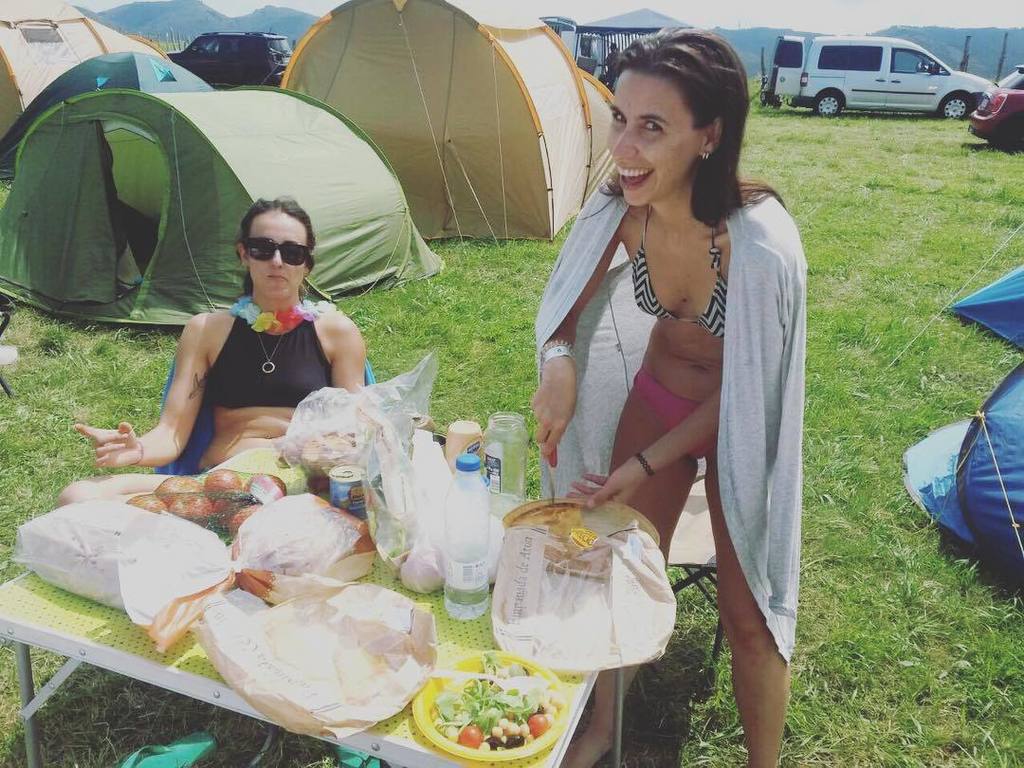 clarabaezm's tweet photo. Festival life ⛰🌊🏄🏽‍♀️🎸🏍 Aquí cortando una empanada y Martis looking like a badass motera. #Motorbeach https://t.co/MauCZfqK5a