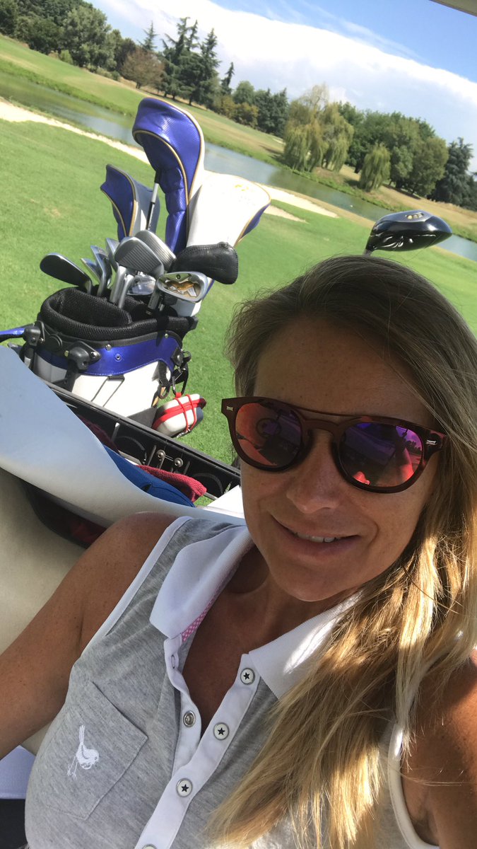 ElodieBaude's tweet photo. @elodiebaude #designer of @baudeparis with #sunglasses #diecidecimi #francabochicchio 
#rydercup #Italie #france #golfpro #lifestyleblogger https://t.co/R72tWEH1Bi