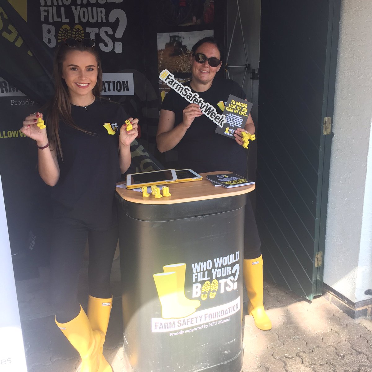 yellowwelliesuk's tweet photo. A ☀️ first day @royalwelshshow Come and say Hi at the YFC centre #farmsafety #yellowwellies https://t.co/7bRmAcMDcq