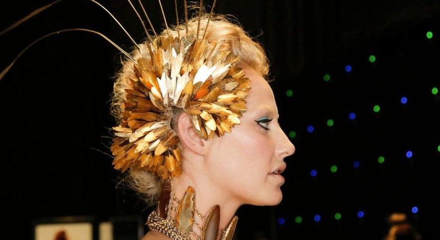 fashionweeknl's tweet photo. Zo maak jij In deze eenvoudige stappen de mooiste haarstijlen van Mercedes-Benz FashionWeek Amsterdam: https://t.co/jLJhWg0l3n https://t.co/psJh0vCTDG