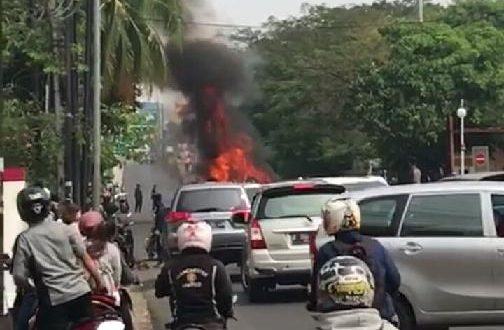 Sopir Angkot di Pluit Tewas Terpanggang dlvr.it/PY2Tnw