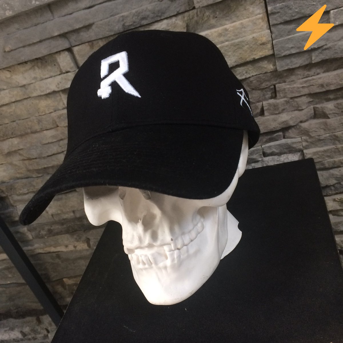 jetvillains's tweet photo. ребятки, решил разыграть среди вас свой мерч от джубили &amp; рэдо

делайте RT и кидайте в реплаи 📻 или ⚡️ победителям напишу на неделе! https://t.co/5G4kOT9o8e
