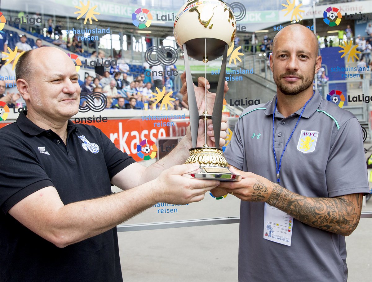 Alan Hutton picked up ‘Guardian of Tradition’ award here in Germany on behalf of <a href="/StanPetrov19/">Stiliyan Petrov</a> who was chosen for services to football…

🏆👏