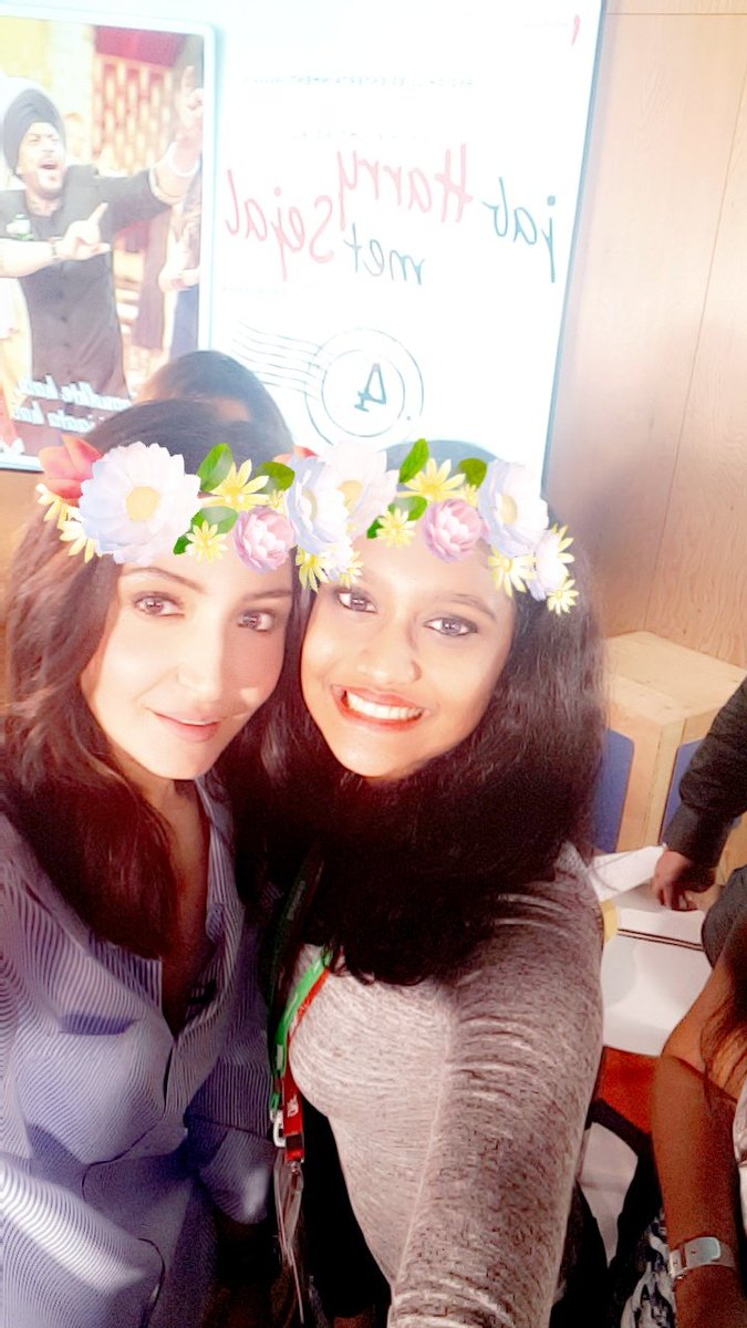 AnushkaSFanCIub's tweet photo. Anushka clicked with a fan today during #JHMS promotions 😍❤ https://t.co/z0gRPhuH2b
