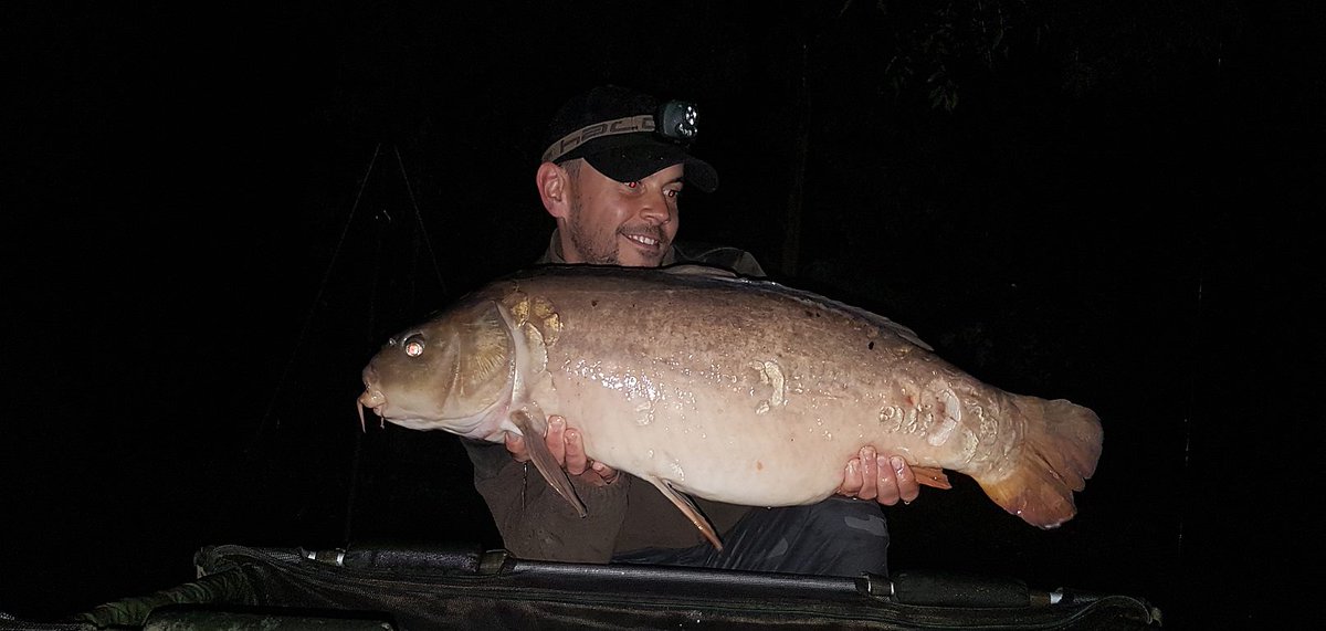 FishermanPoolie's tweet photo. Yet another fruitful evening on the old mere - Two fished banked, one a known fish called Pug that i had wanted and a PB Common! #winning https://t.co/ukAXoPM3eF