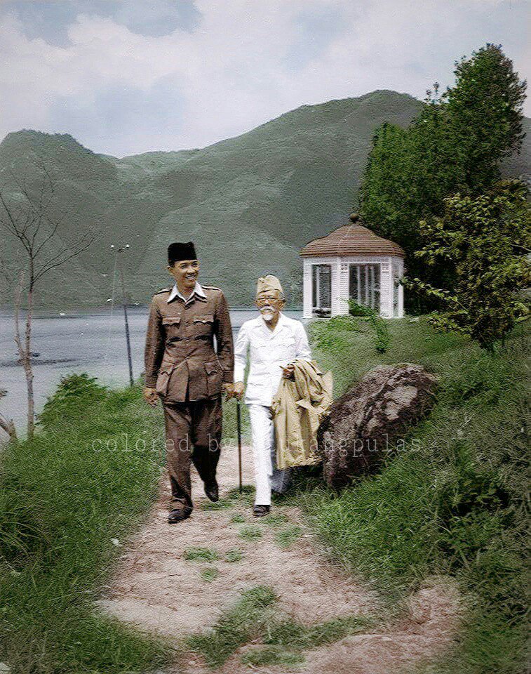 tukangpulas's tweet photo. Bung Karno dan H.Agus Salim di tmpt pengasingan di Prapat Toba Sumatera Utara. https://t.co/K2KeUjd9uF