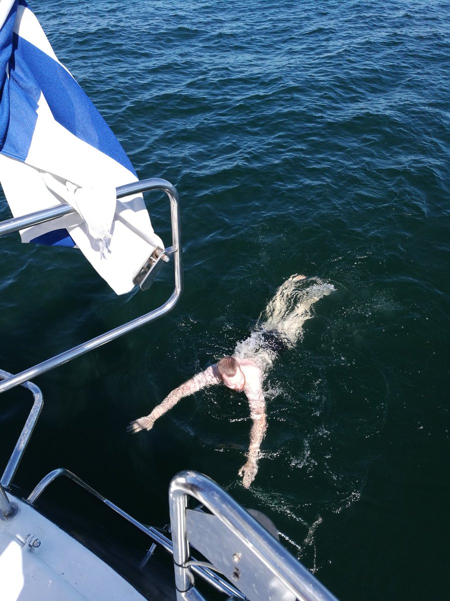 sy_henrika's tweet photo. Vajaa pari tuntia lähtöön. Uintia ja syöntiä ennen kuin keula käännetään kohti starttiviivaa #partioscout #tallshipsraces #tsr17 https://t.co/oAjLj2SFUy