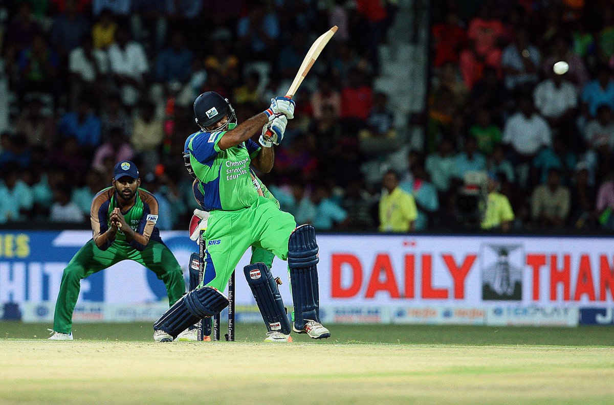 TeamTiruppur's tweet photo. #SAniruda pulls 1 to the fence during his knock of 52 off 42 against @LycaKovaiKings 
#TNPL2017 #KaraikudiKaalai #modhipaakalama https://t.co/v7bhNHwckw
