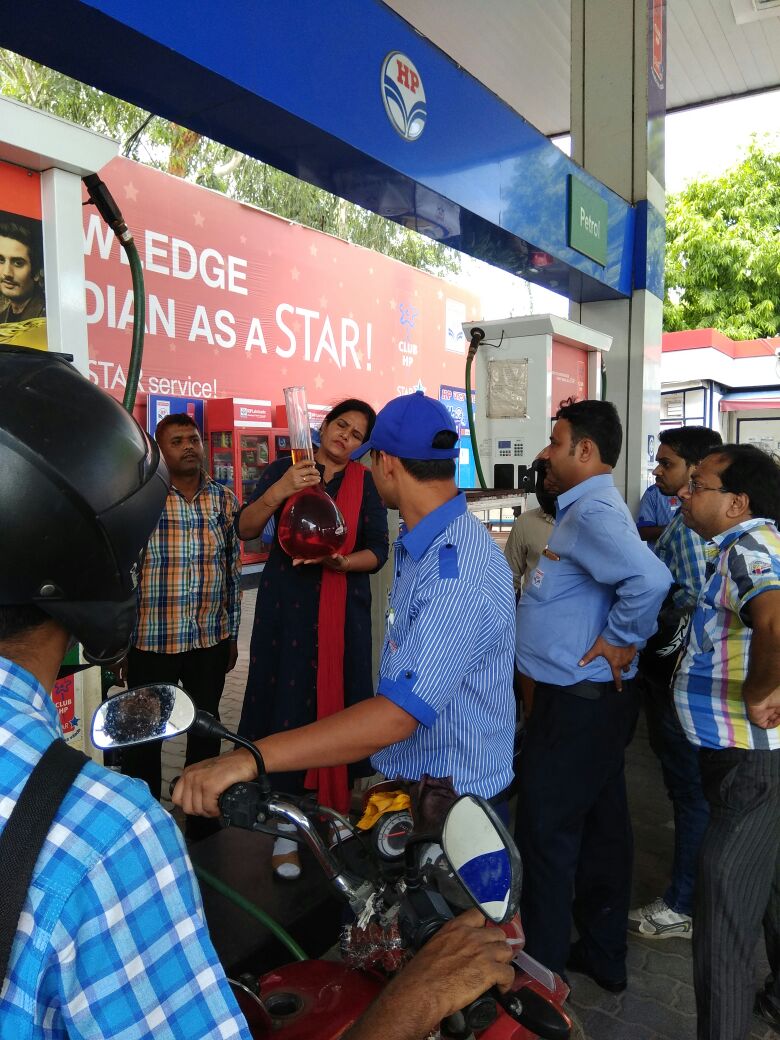 vimaljansurya's tweet photo. Spreading awareness on Q&amp;Q at Auto Care Centre Moti Nagar COMCO @DhirajSinha16 @subodhbatra10 @bajpaiv1 @HPCL @Rg03Goel https://t.co/OvGD7CGoZz