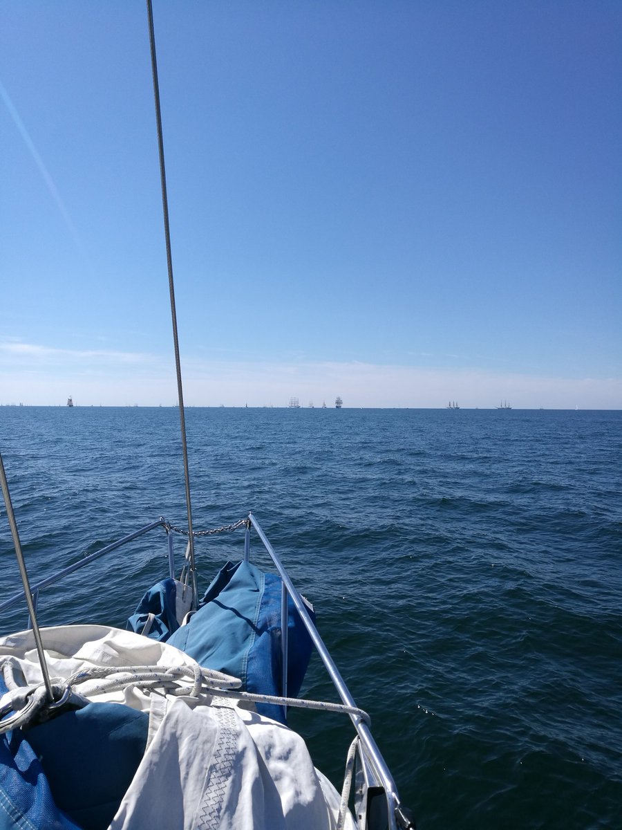 sy_henrika's tweet photo. Vajaa pari tuntia lähtöön. Uintia ja syöntiä ennen kuin keula käännetään kohti starttiviivaa #partioscout #tallshipsraces #tsr17 https://t.co/oAjLj2SFUy
