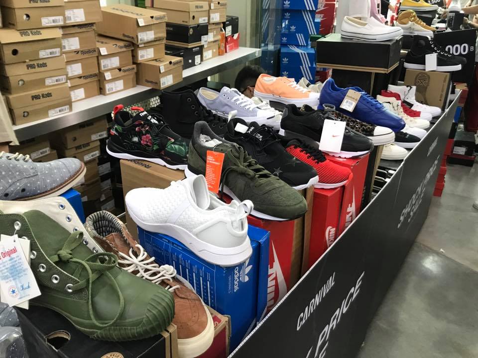 Thookboktor's tweet photo. 🎉 Carnival Shock Price Sale 80% ลดราคา Converse VANS Ked's NIKE ฯลฯ เริ่มต้นที่ 500฿ 🤑 เช็คพิกัดได้ที่>> https://t.co/jiwxihzo19 #ถูกบอกต่อ https://t.co/0X1sWSJdkW