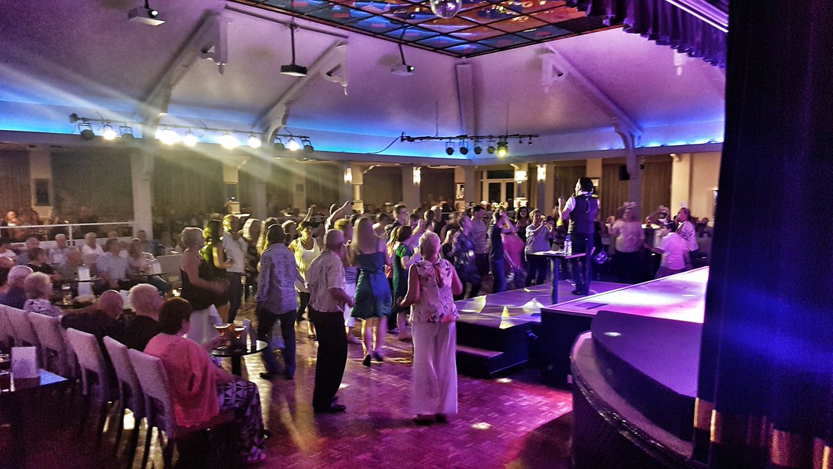 jwhutchinson1's tweet photo. Loved performing at Gunton Hall @warnerhotels #OnlyOlly https://t.co/5n5t3O5pUB
