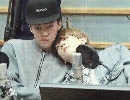 seludelu's tweet photo. sehun's 49 cm shoulder is baekhyun's personal pillow https://t.co/O7JcUY0QwS