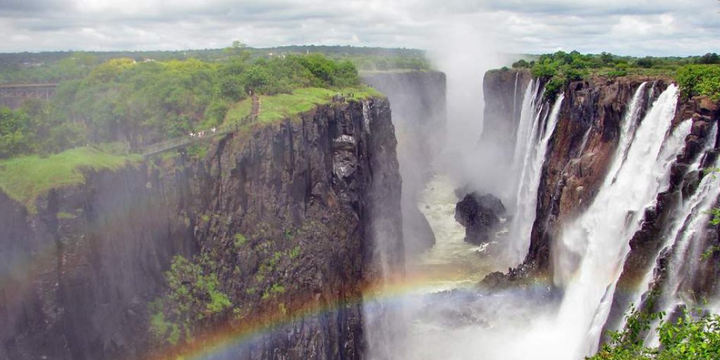 #DidYouKnow the spray from #VictoriaFalls makes the #RainForest the only place that receives rainfall 2hrs a day? bit.ly/2aWGVKW