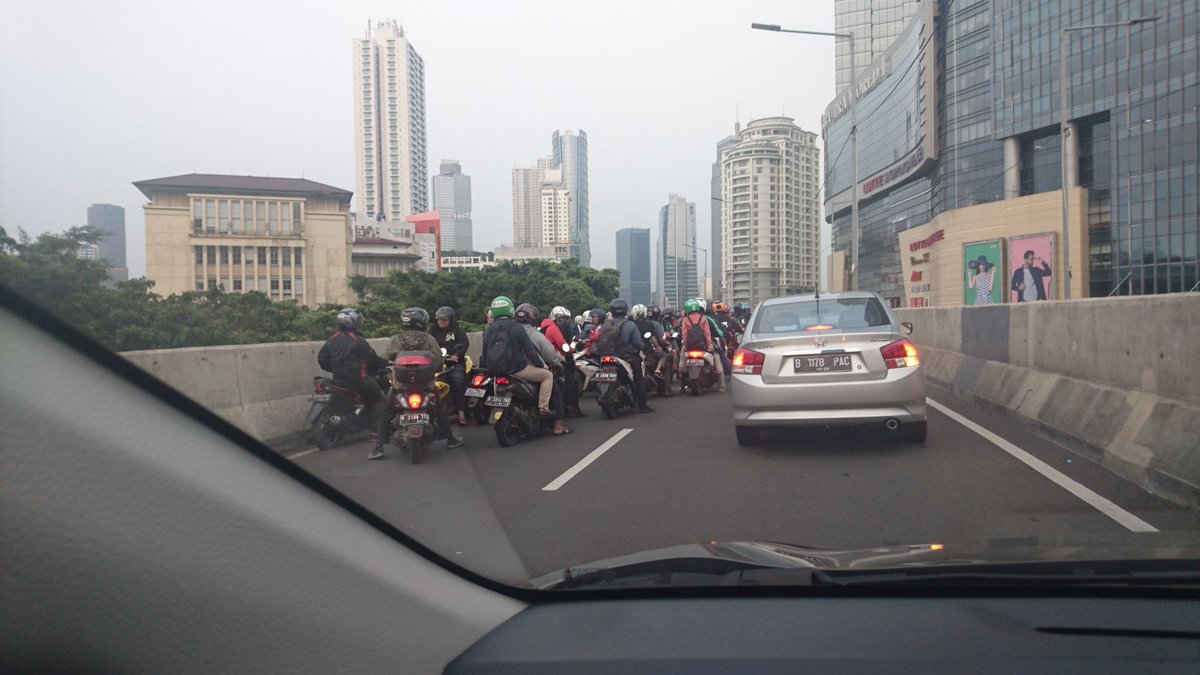 EnergizeOnX's tweet photo. @TMCPoldaMetro @lewatmana @RadioElshinta JLNT sudirman arah tebet https://t.co/RmiKiATrh9