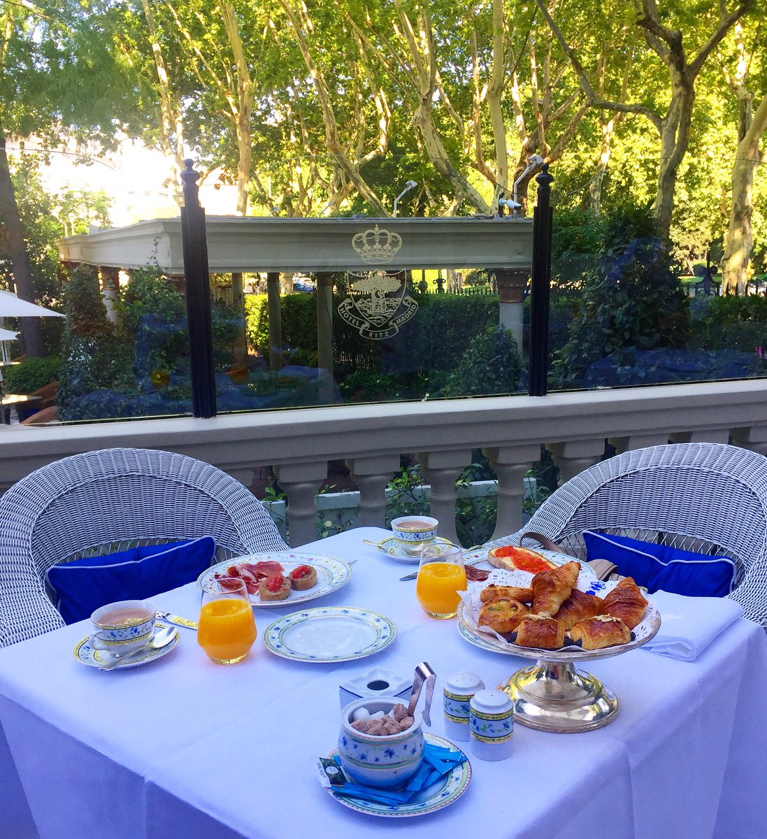 elisamoralesss's tweet photo. La mejor terraza para un desayuno de lujo en Madrid @HotelRitzMadrid #breakfast #desayunos https://t.co/tHcCnFV3p5