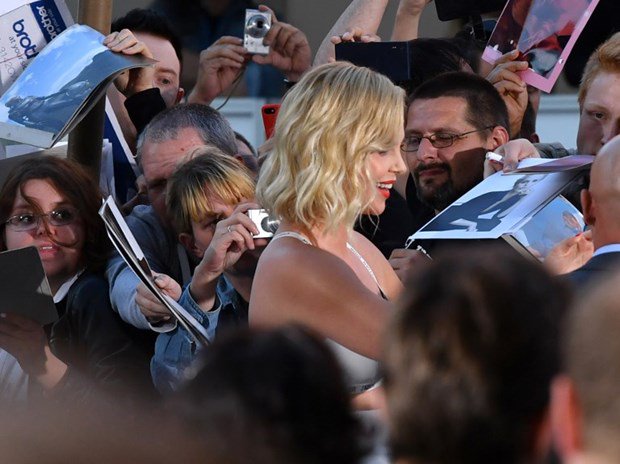 linesactors's tweet photo. Charlize Theron. #AtomicBlonde #AtomicSDCC https://t.co/scus8MVVVf